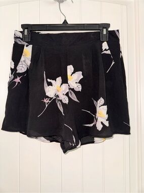 Francescas Black Floral High-Waist Shorts with Pleats size S